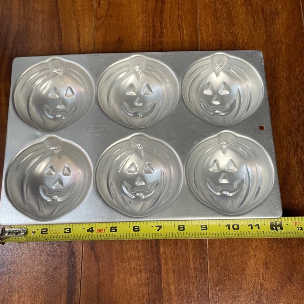 New Vintage 1983 Wilton Mini Pumpkin Cake Pan Mold Halloween - Picture 4 of 7